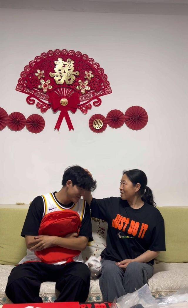 晒“妈妈牌”耐克书包男子已收到耐克礼物，当事人：有母子两人的运动装备，以及NBA球星詹姆斯的同款球衣